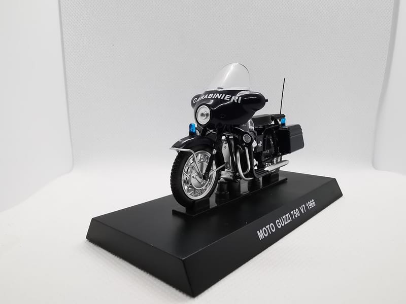 Moto Guzzi Moto Guzzi 750 V7 1/24 diecast Gendarmerie — Carabinieri Italy