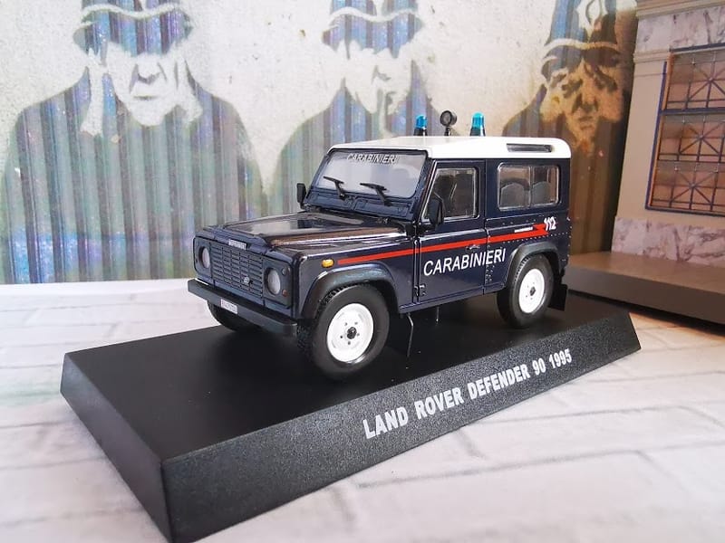 Land Rover Land Rover defender 90 1/43 diecast Gendarmerie — Carabinieri Italy
