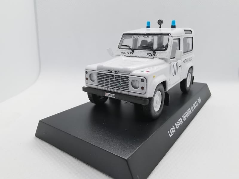 Land Rover Land Rover Defender 90 1/43 diecast Military Police — Carabinieri Italy