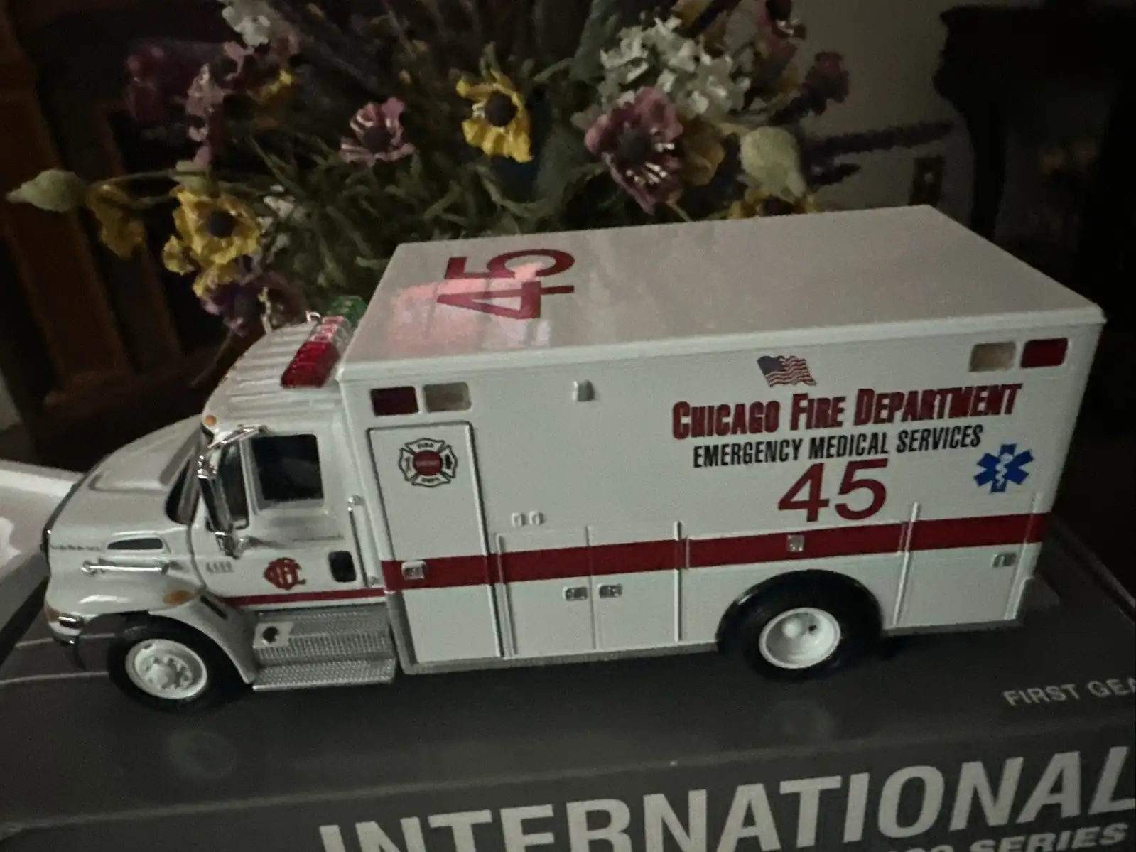 International International 4400 Ambulance 1/32 diecast Fire — Chicago Fire Department (CFD) United States