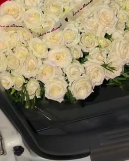 Пышный букет из белых роз «Первый снег»