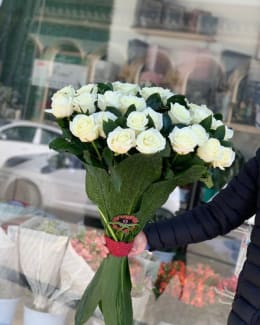 Oq atirgullardan guldasta — tugʻilgan kunga vazmin sovgʻa