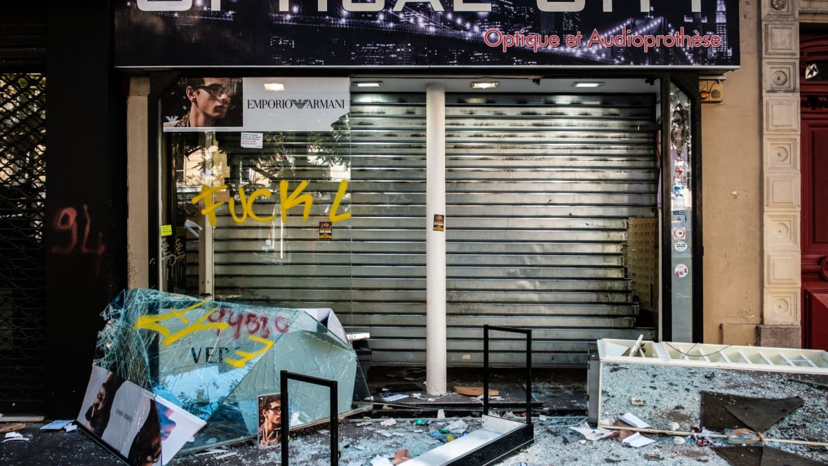 Violences du 17 octobre : l'exécutif sous pression face au bilan des dégradations