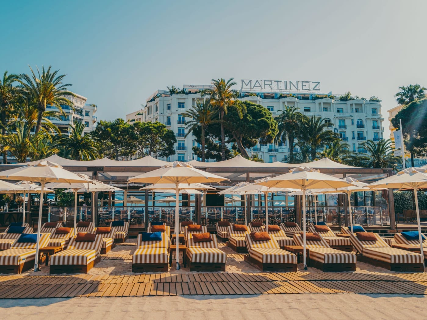 Plage et façade de l'Hôtel Martinez à Cannes