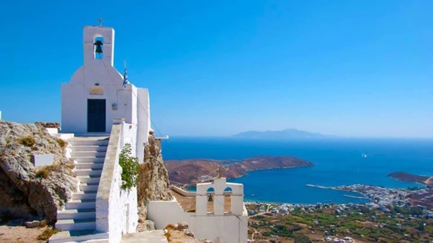 La chapelle de Tsambika surplombe la baie, sur la côte est de Rhodes