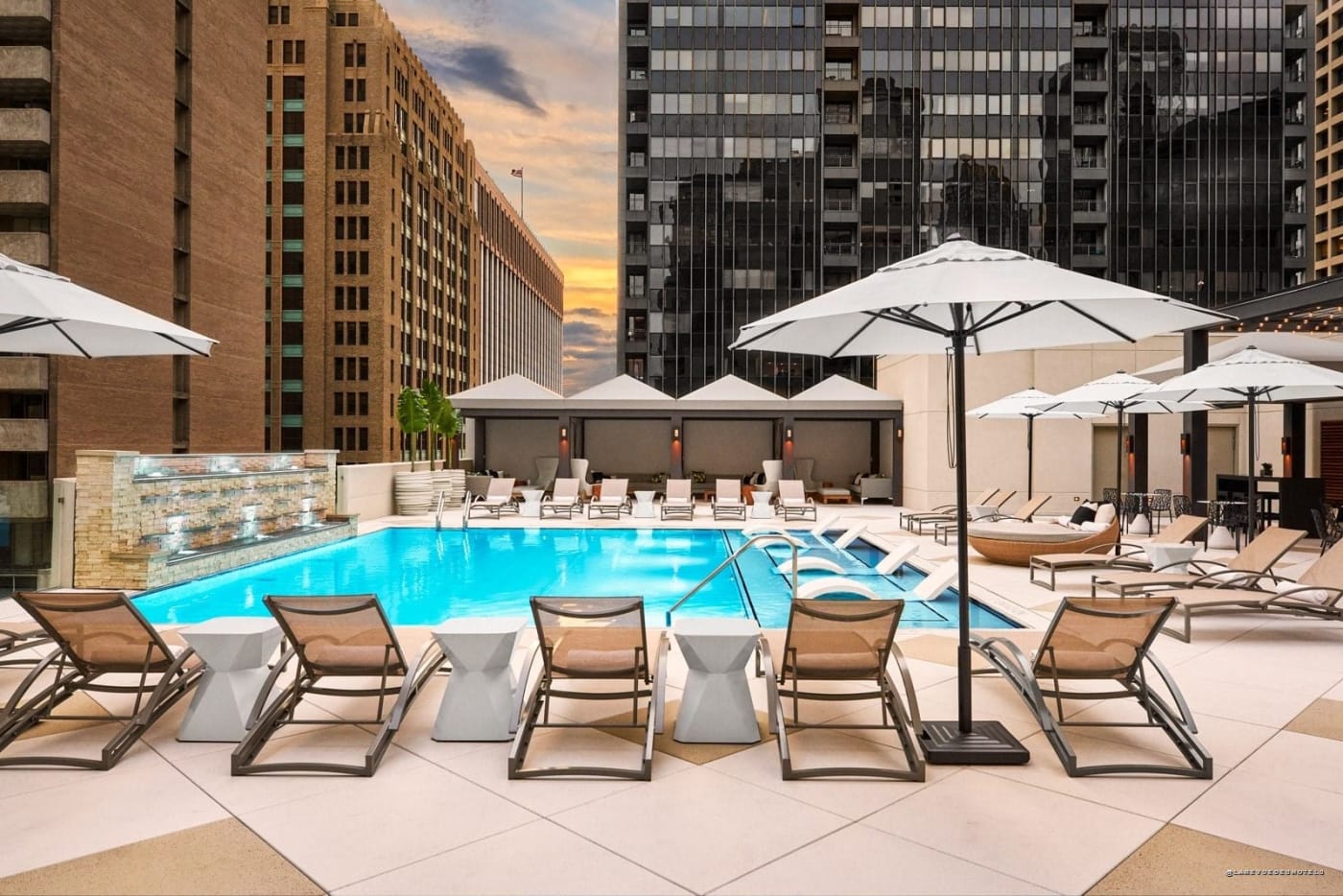 The Adolphus, Dallas · piscine rooftop sur la skyline