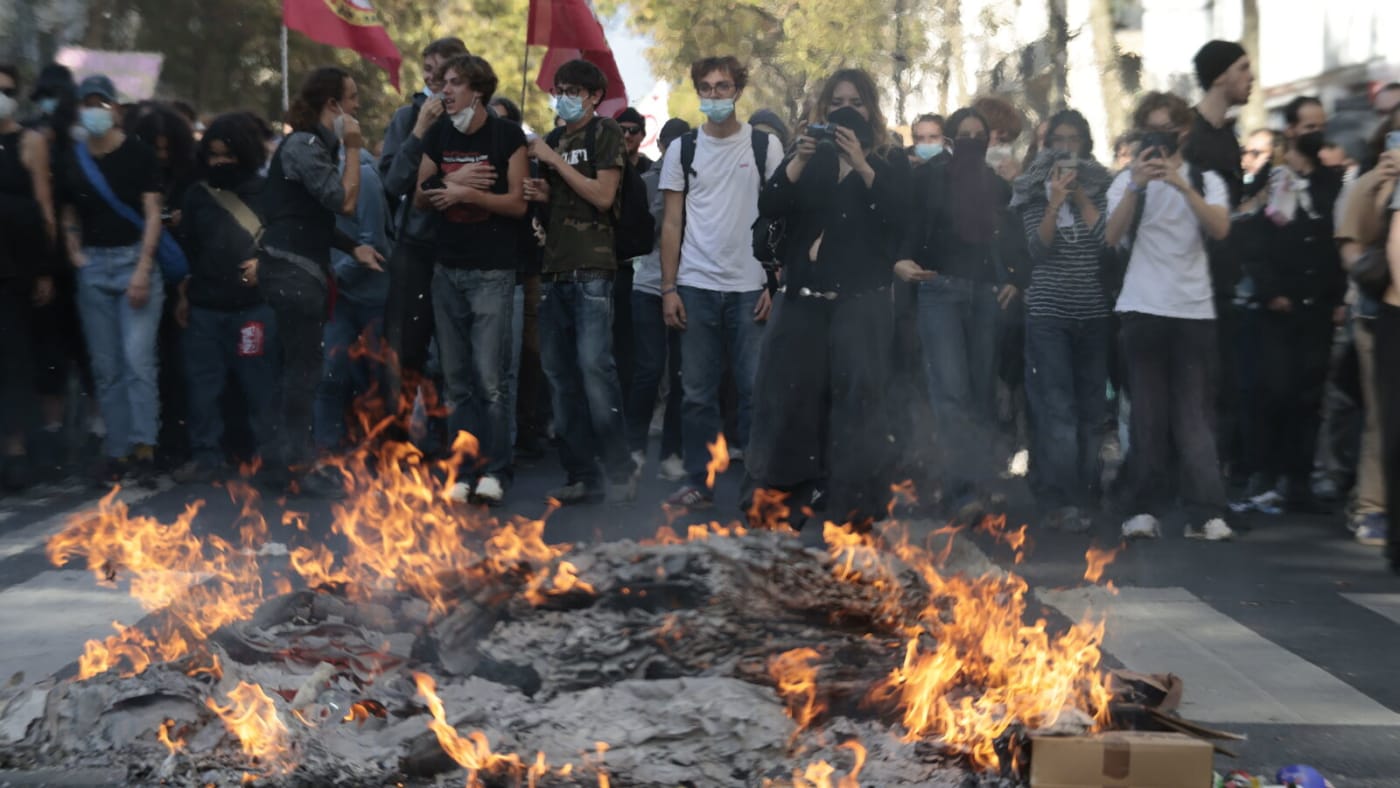 Violences lors d'une manifestation lycéenne à Paris, des commerces visés