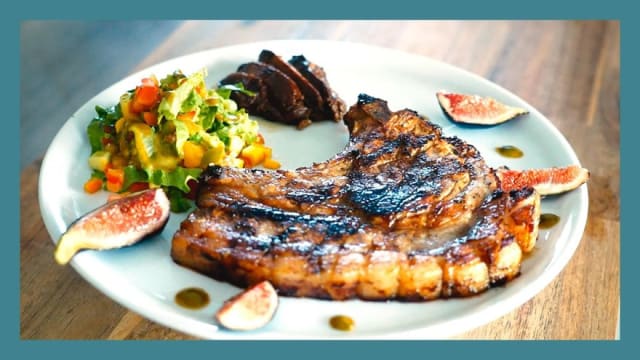Gastronomie : la côte de porc marinée au miel et son accompagnement méridional