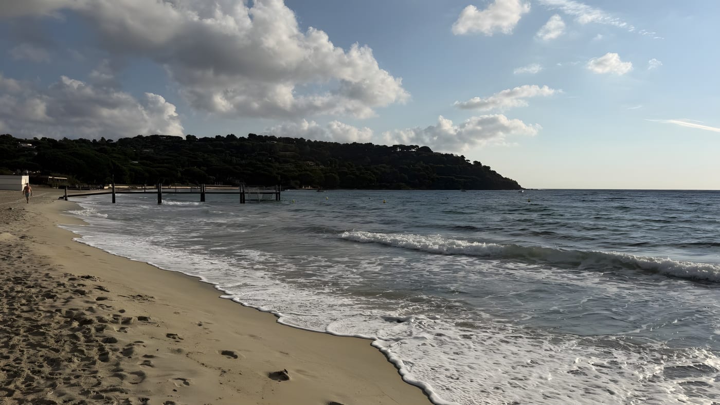 La plage de Tahiti au matin sur la baie de Pampelonne, à 2 ou 3 minutes à pied de La Ferme d'Augustin