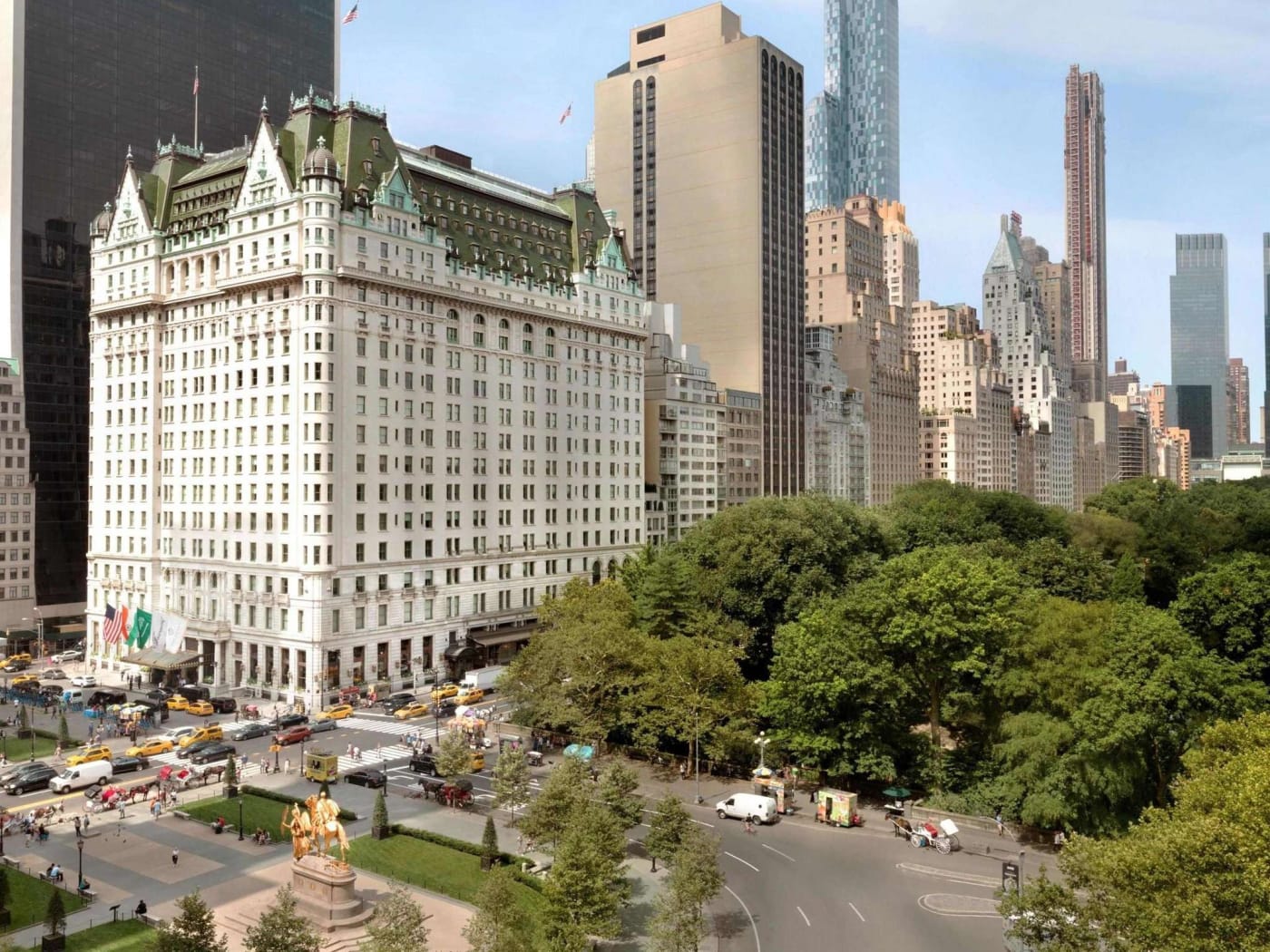 A fachada do hotel The Plaza, em Nova York, vista da Grand Army Plaza e da Central Park South