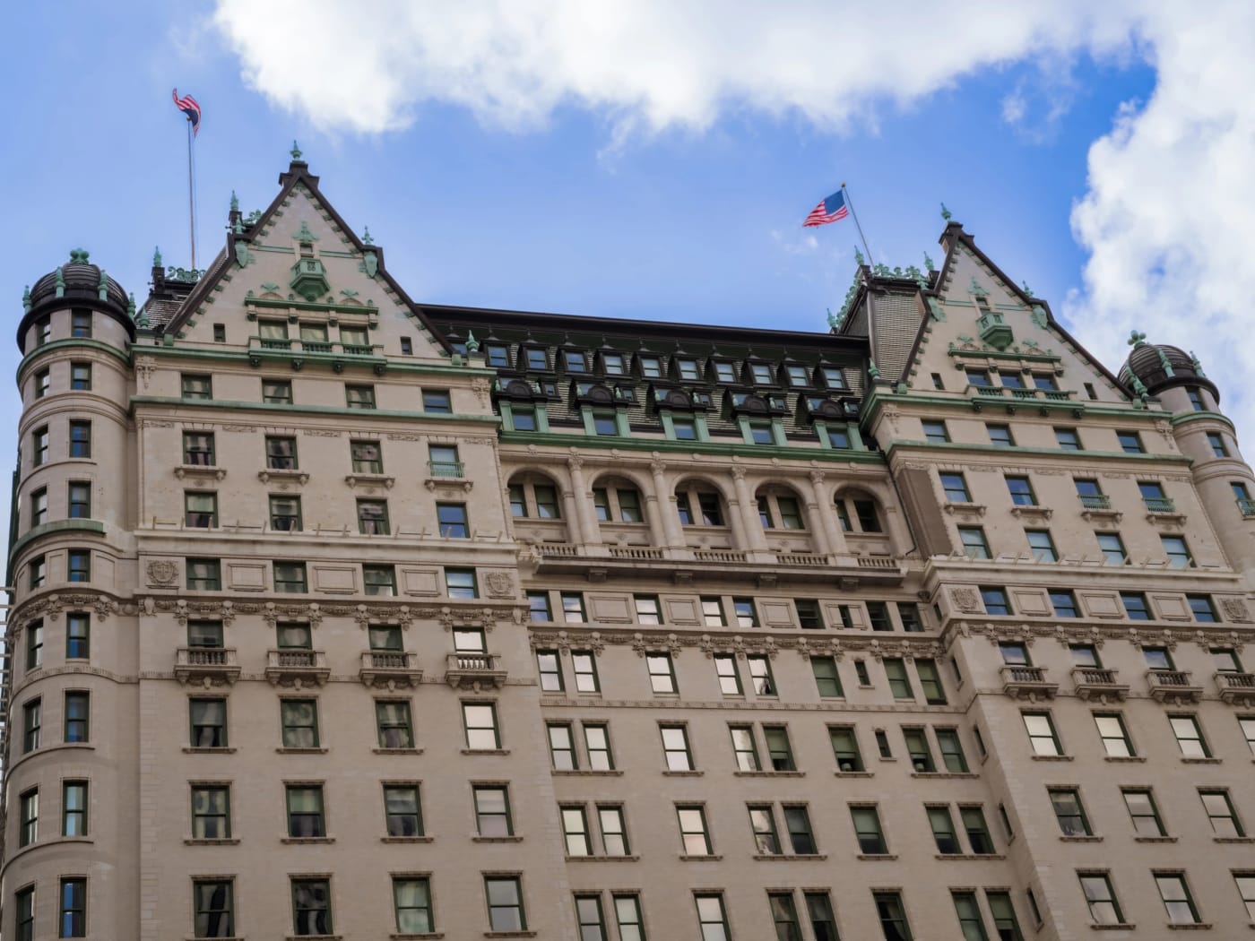 Os telhados em mansarda e a fachada em estilo de castelo renascentista francês do hotel The Plaza, em Nova York
