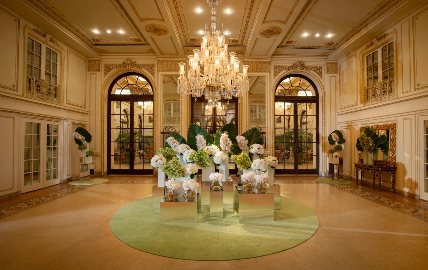 O saguão do hotel The Plaza, em Nova York, e seus arranjos florais