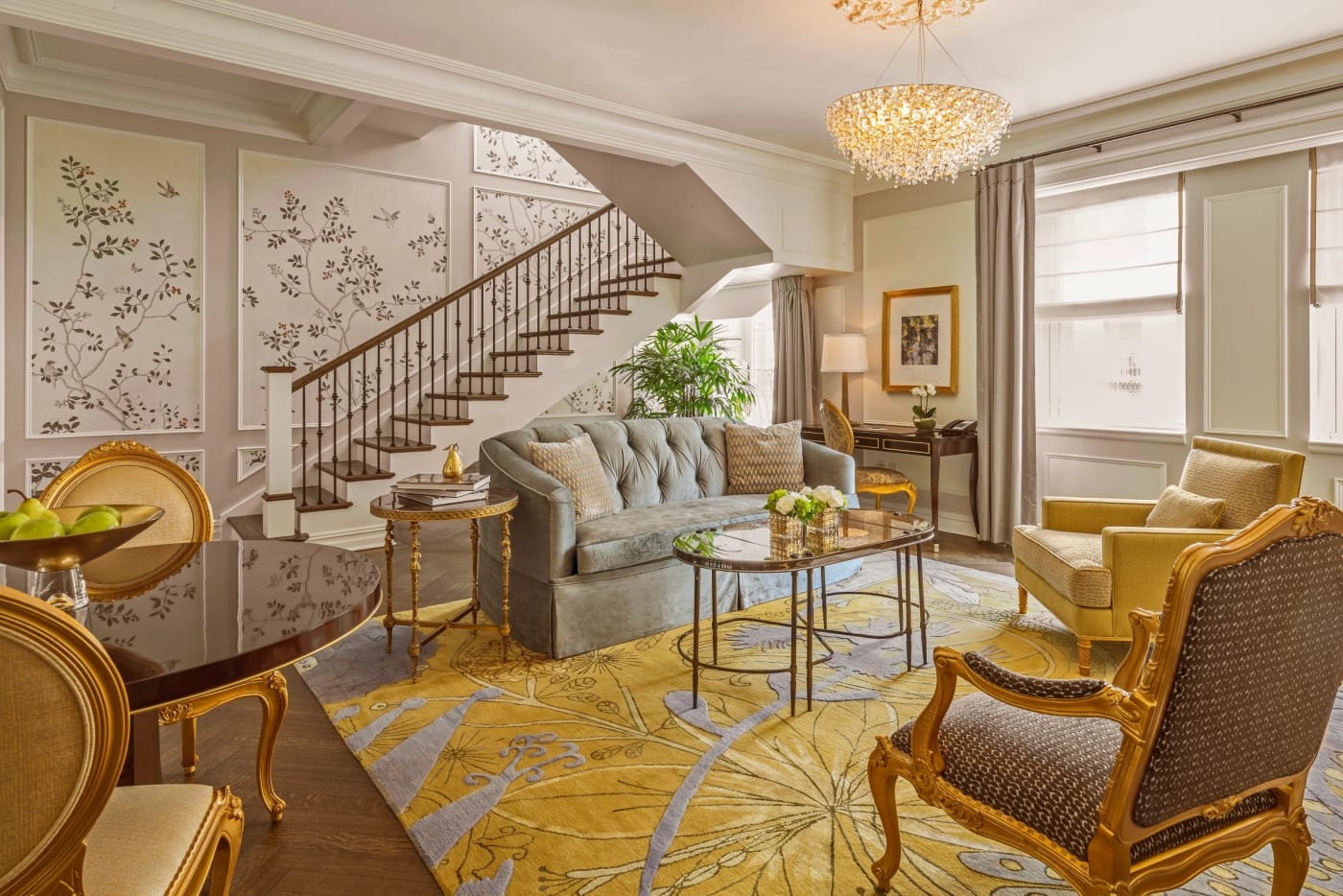A sala de uma suíte duplex com escada no hotel The Plaza, em Nova York