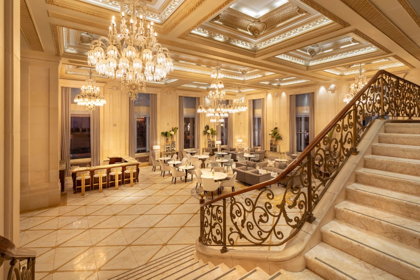 O Champagne Bar e sua escada de ferro forjado no hotel The Plaza, em Nova York