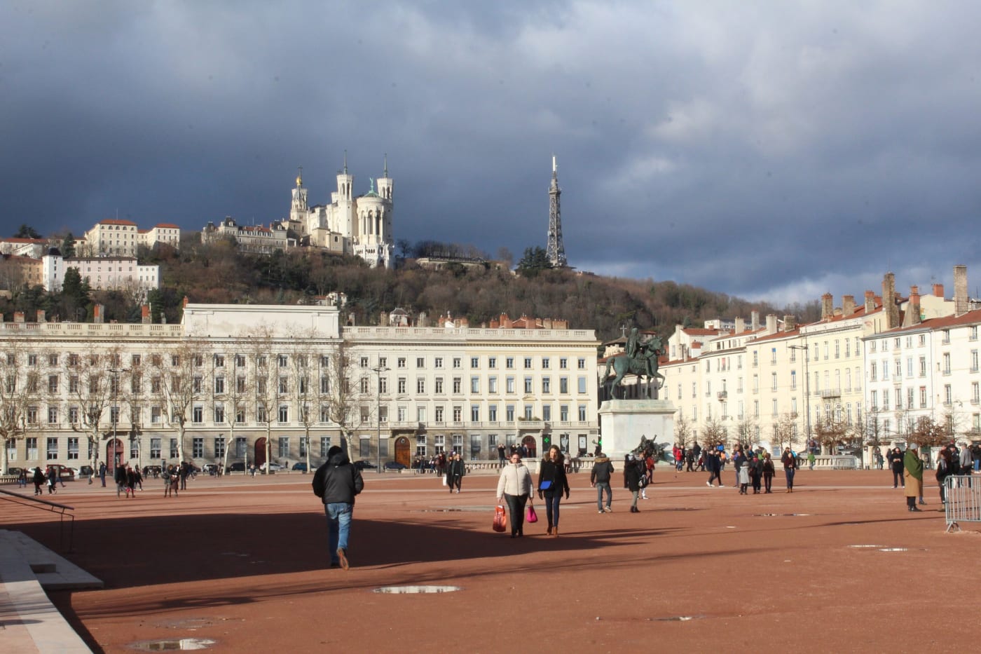 La place Bellecour à Lyon, la statue de Louis XIV et la basilique de Fourvière sur la colline