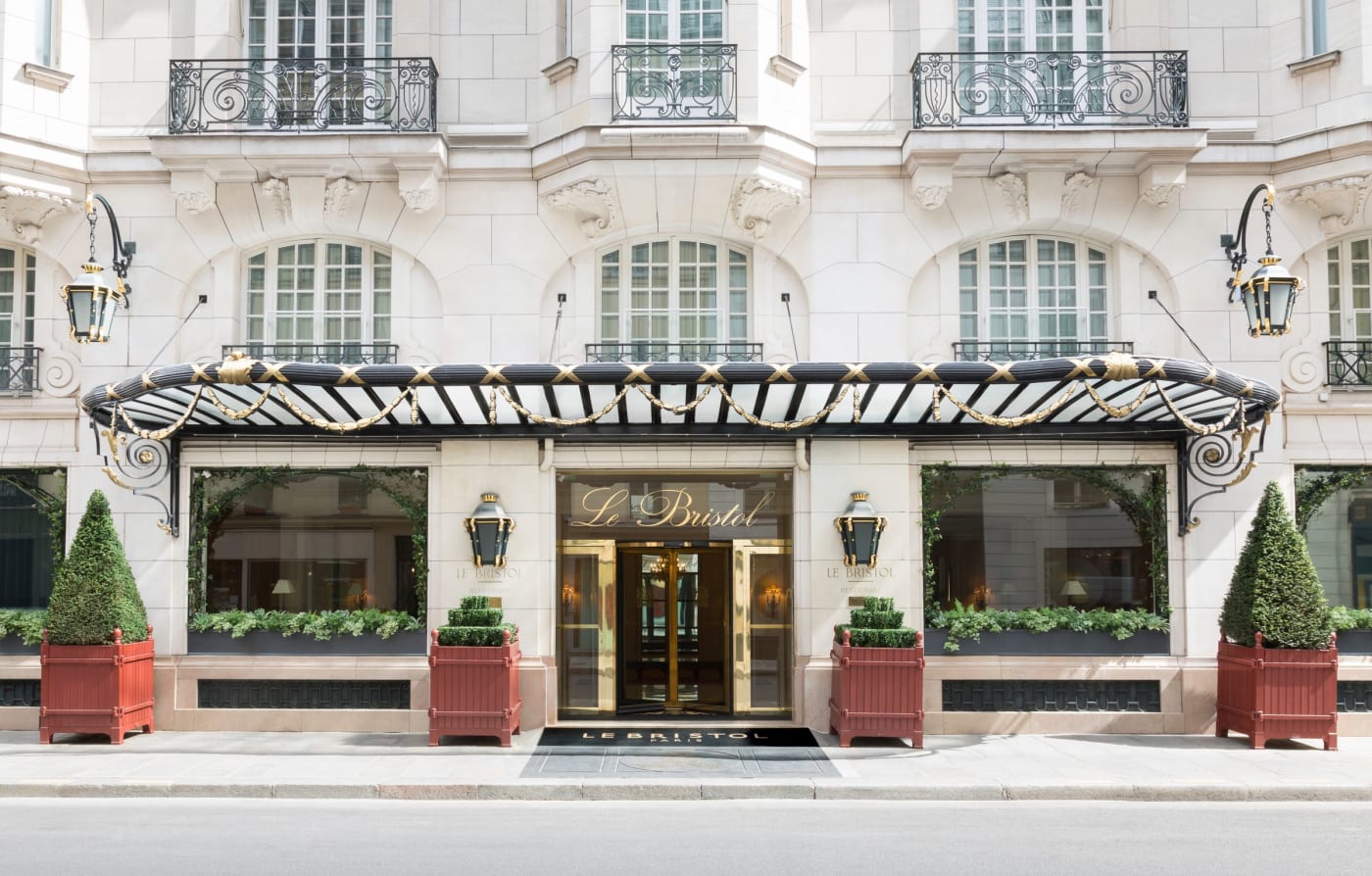 L'entrée du Bristol, sa marquise et ses orangers en caisses, rue du Faubourg-Saint-Honoré à Paris