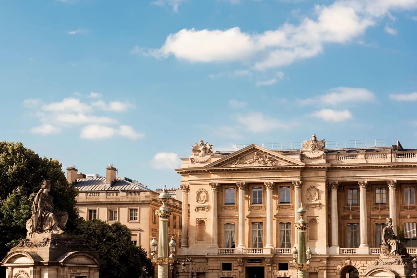 La façade à colonnes de l'hôtel de Crillon sur la place de la Concorde à Paris