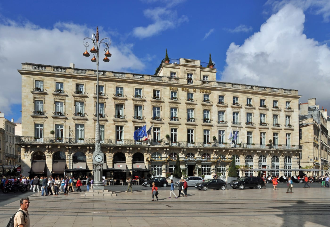 La façade de l'InterContinental Bordeaux Le Grand Hôtel sur la place de la Comédie