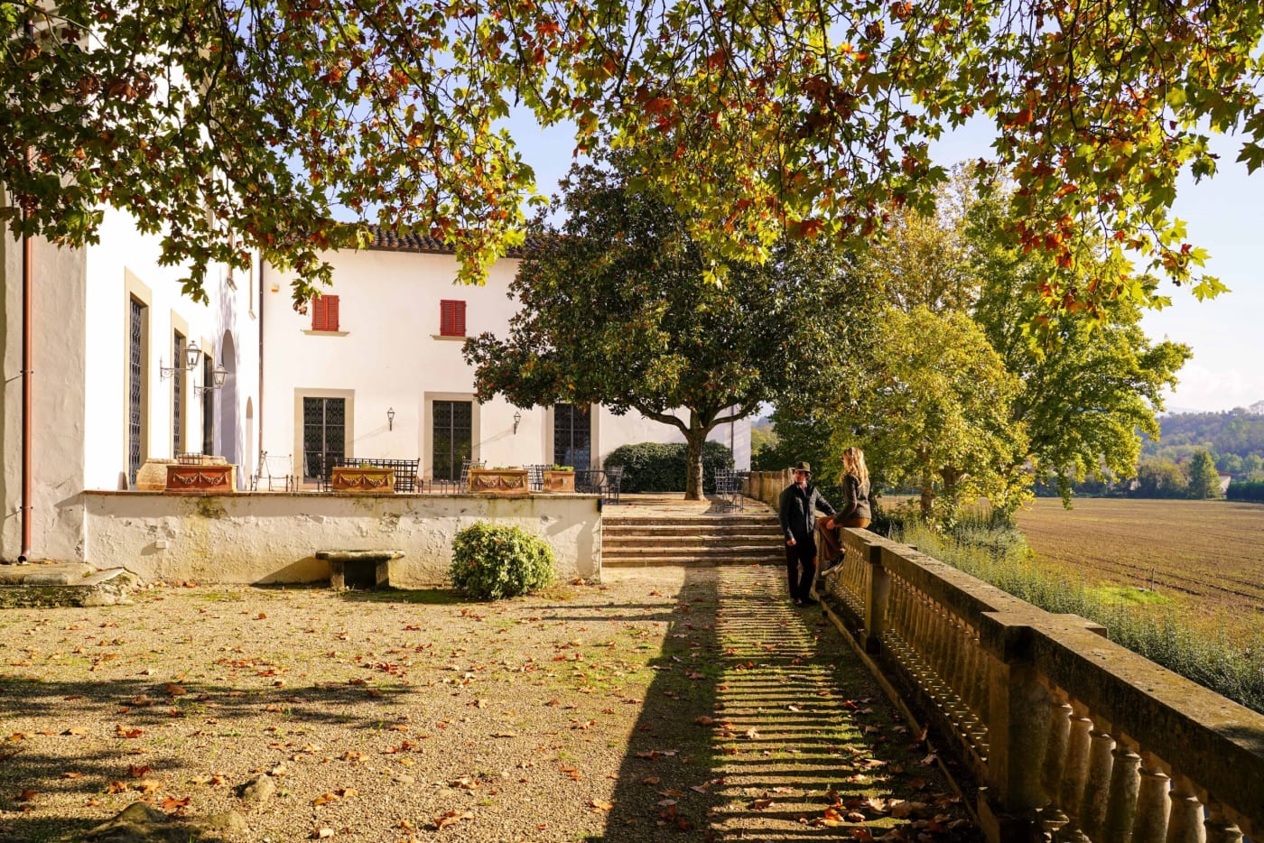 O terraço com balaustrada da villa principal da propriedade Viesca Toscana, perto de Reggello, no outono