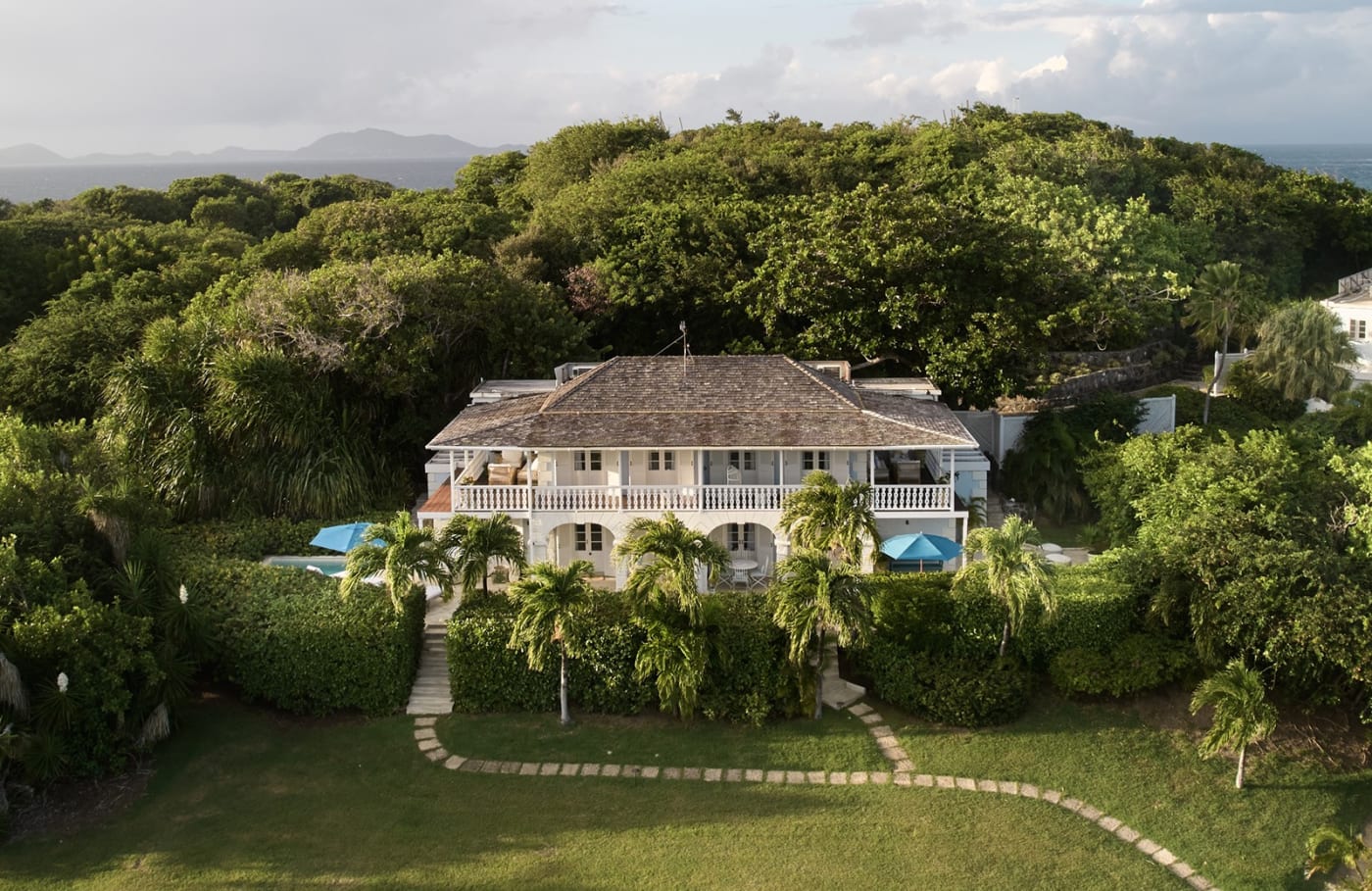 Um prédio do The Cotton House em meio aos jardins tropicais, em Mustique