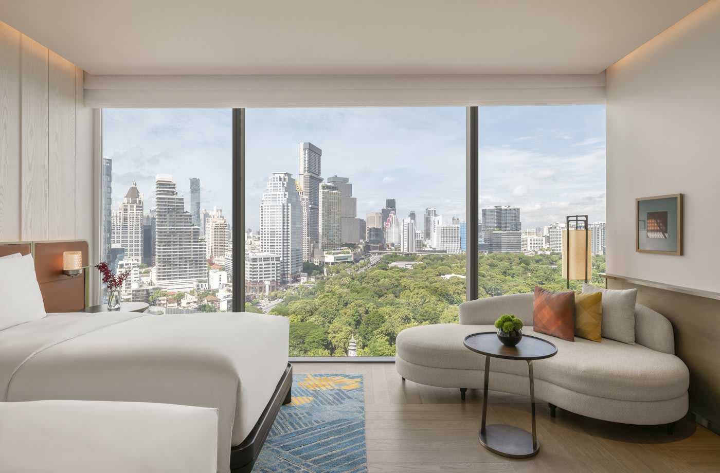 Chambre lits jumeaux vue parc de l'Andaz One Bangkok avec baie vitrée sur le parc Lumphini