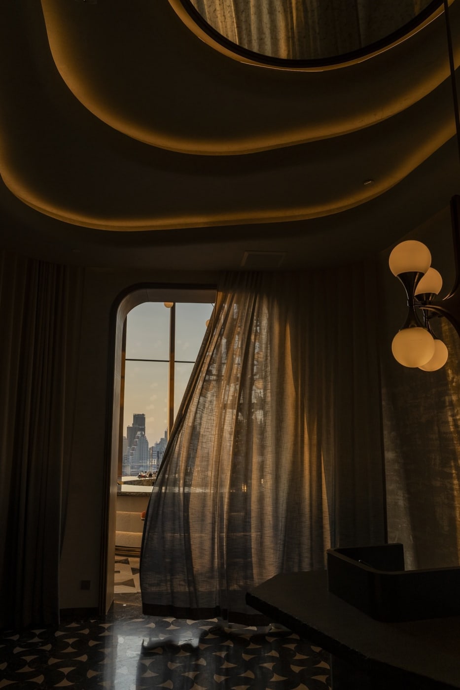 L'entrée du restaurant Piscari de l'Andaz One Bangkok, plafond aux courbes et voilages