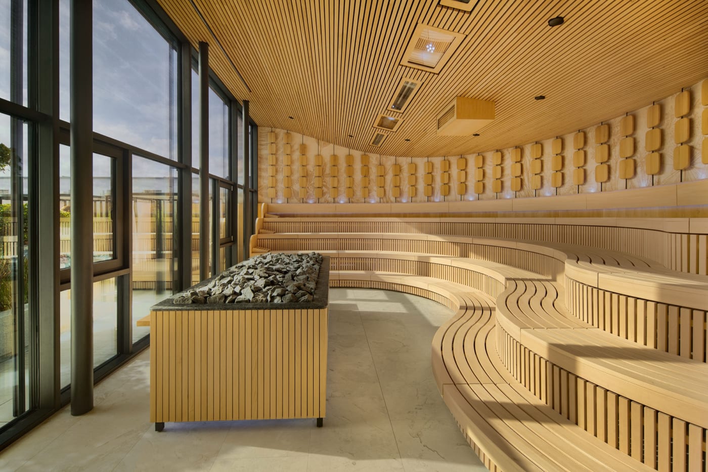 Sauna événementiel en bois en gradins et baies vitrées du Wellness- & Sporthotel Jagdhof