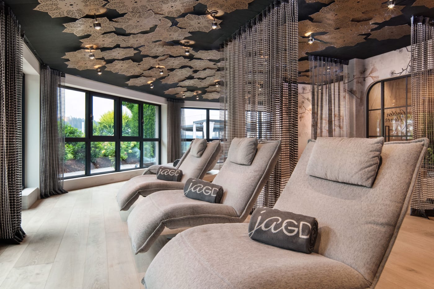 Salon de repos Golden Flower du Wellness- & Sporthotel Jagdhof, chaises longues et plafond fleuri