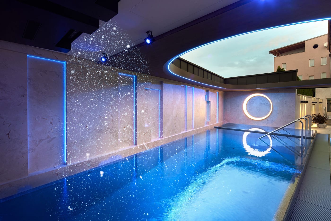 Bassin froid en granit et SnowSky, neige tombant au-dessus de l'eau, au Wellness- & Sporthotel Jagdhof