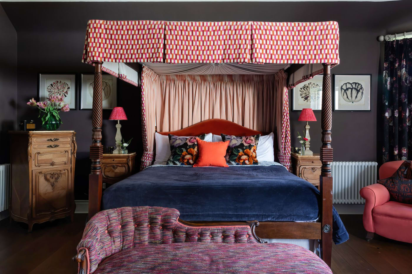 Chambre de l'hôtel Cromlix avec lit à baldaquin rose et méridienne
