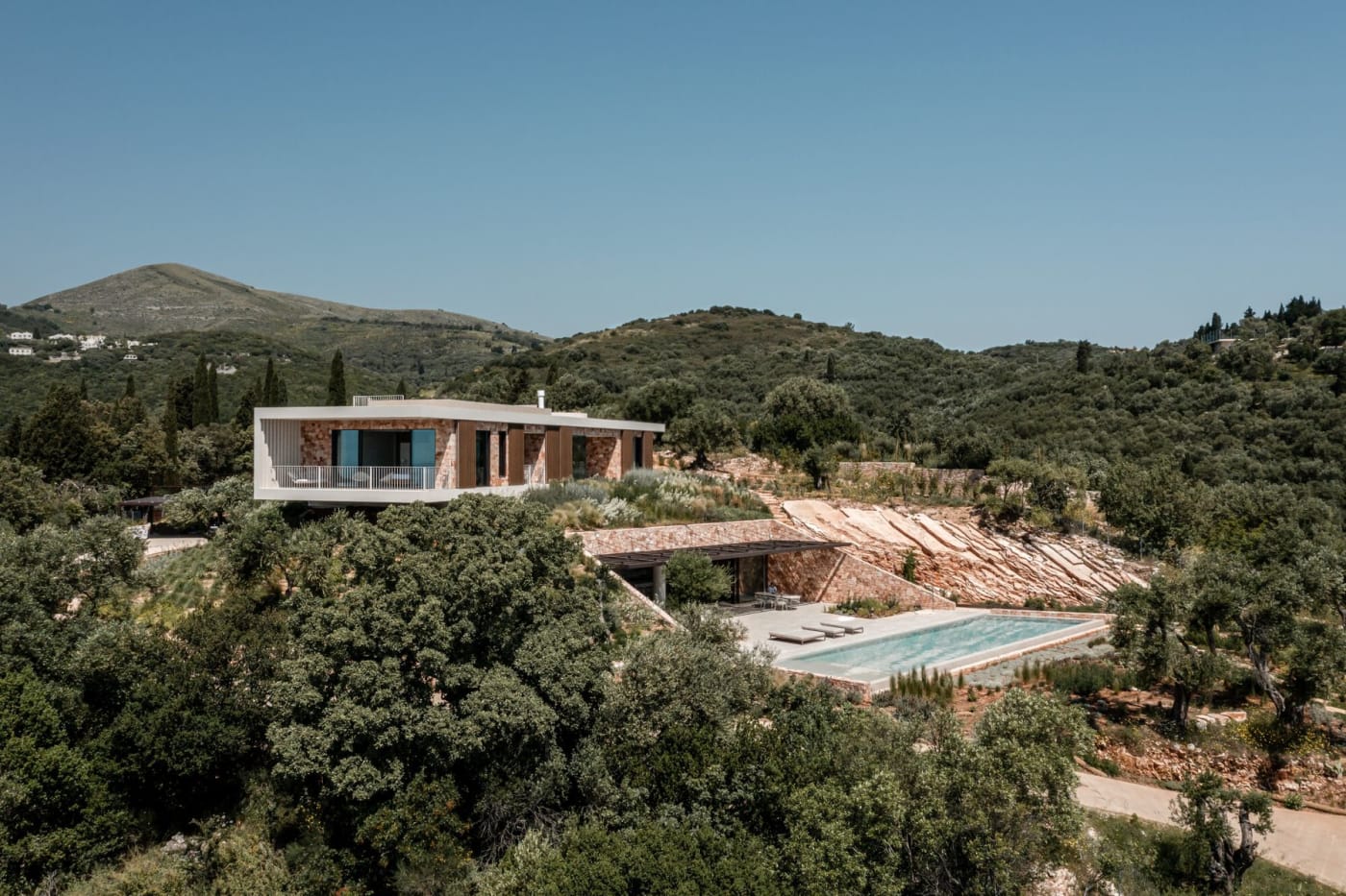 La villa VAYRA à Corfou, creusée dans une colline d'oliviers avec sa piscine à débordement, Mandarin Oriental Exceptional Homes