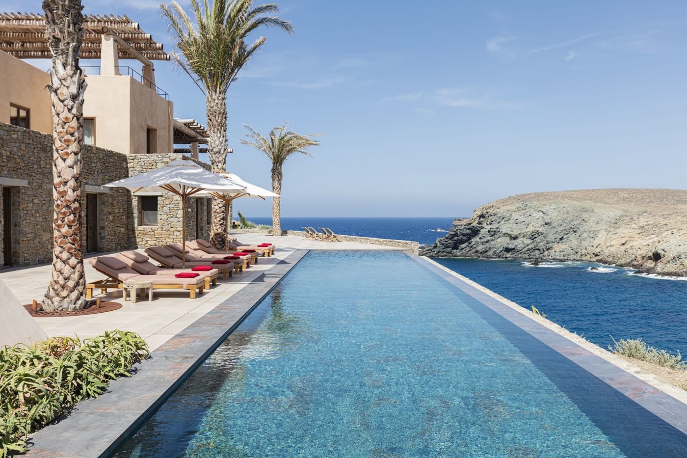 La piscine à débordement de 27 mètres de la villa Casa Gaia, à Mykonos, face à la mer Égée, collection Mandarin Oriental Exceptional Homes