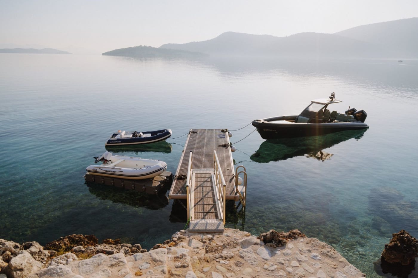 Le ponton flottant et les bateaux de la villa SERENAOS, dans sa baie privée de Leucade