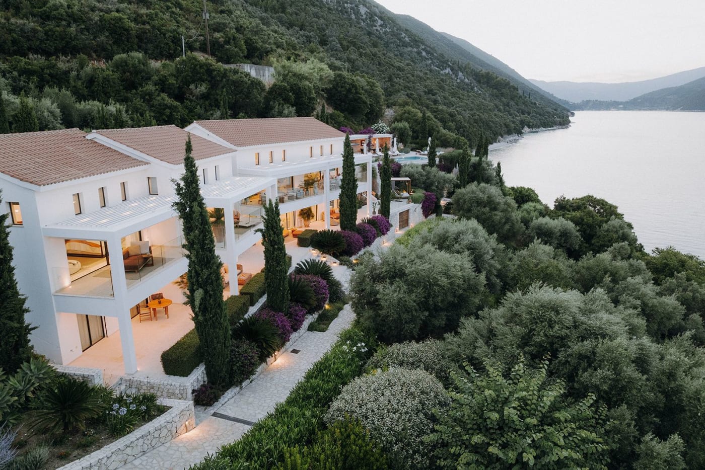 La villa SERENAOS à Ellomeno, sur l'île de Leucade, dans son oliveraie au-dessus du canal de Leucade