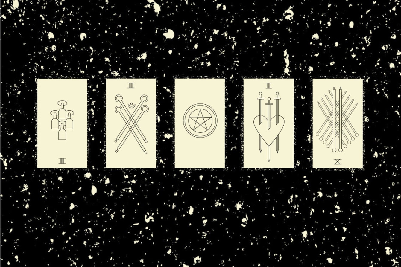 SPOOKY SEDUCTION: A TAROT READING