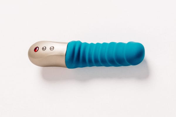 A SEX EDUCATOR TRIES OUR SEMILINO VIBRATOR