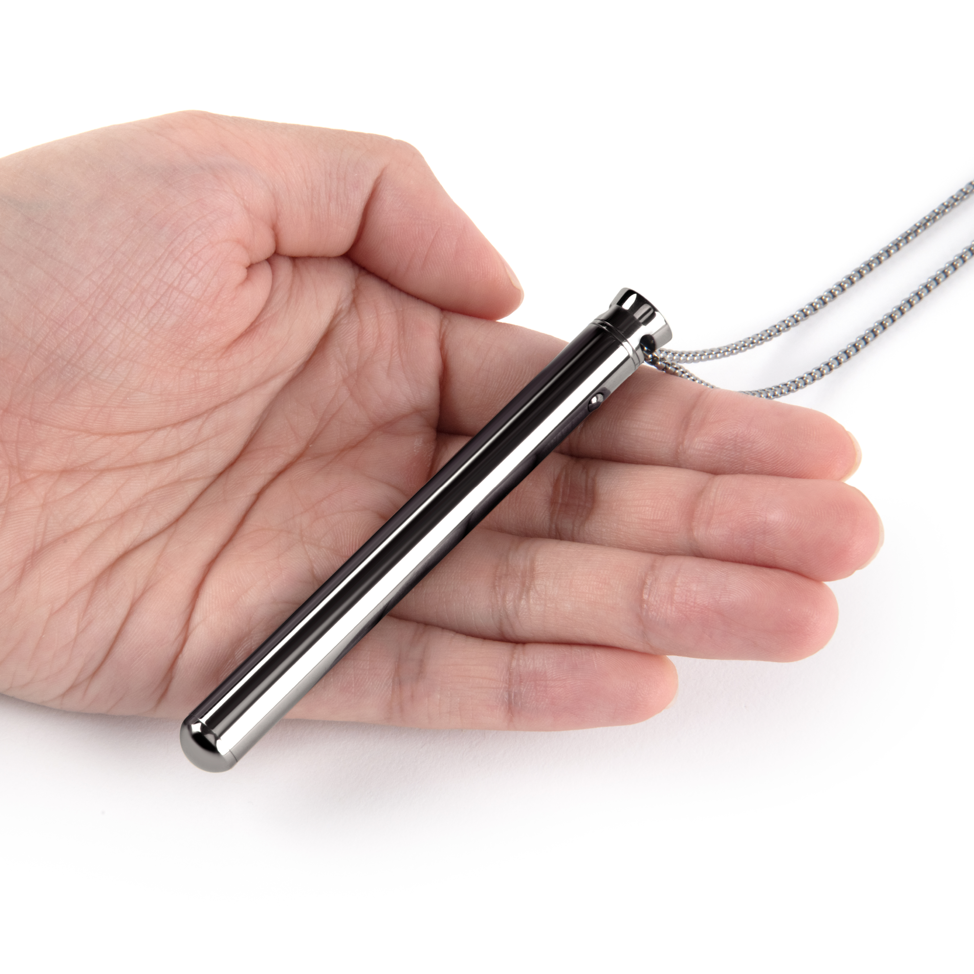 Le Wand Vibrating Necklace held in hand