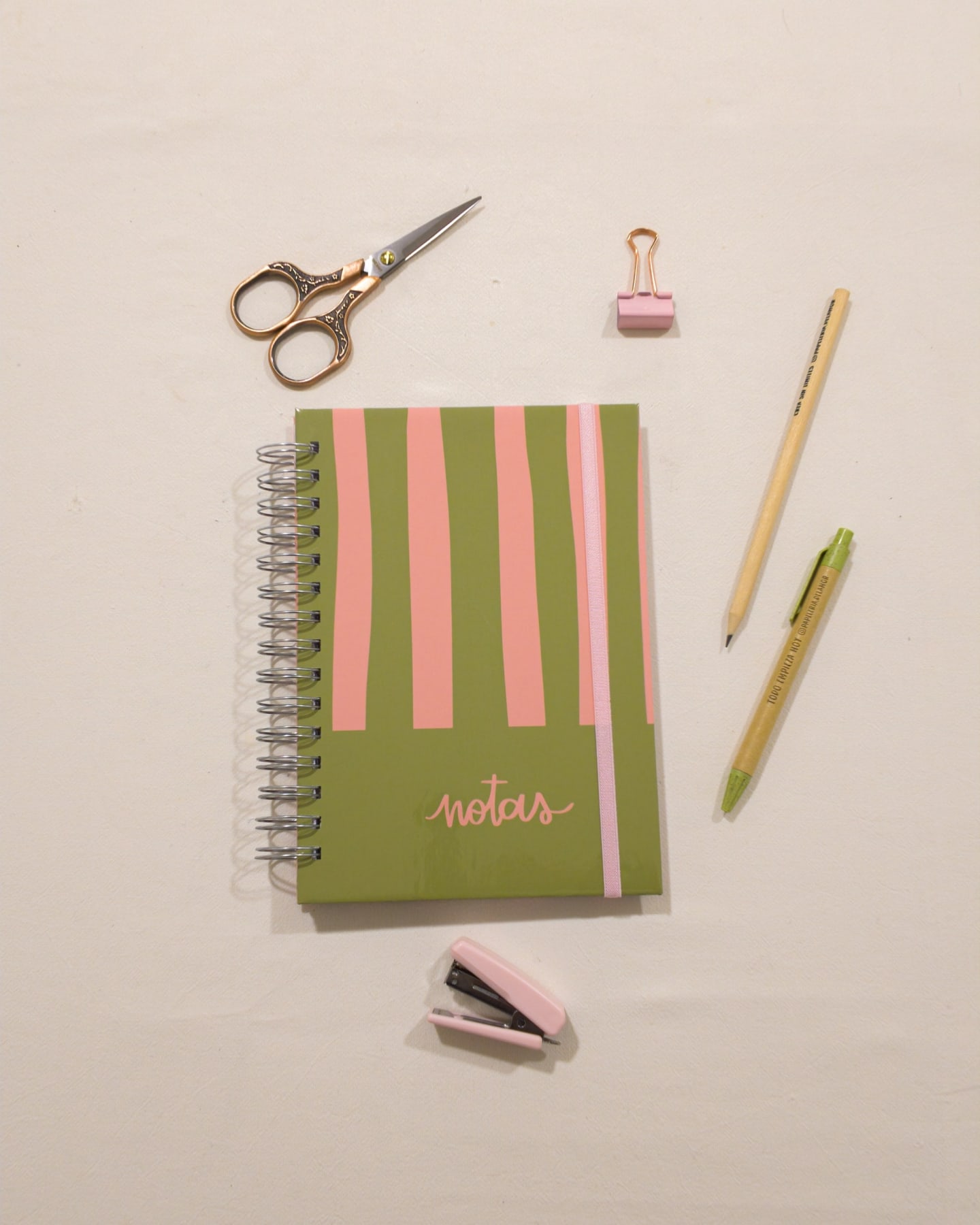 Tapa del cuaderno Floreciendo (colección Jardín) de La Pape, vista desde arriba
