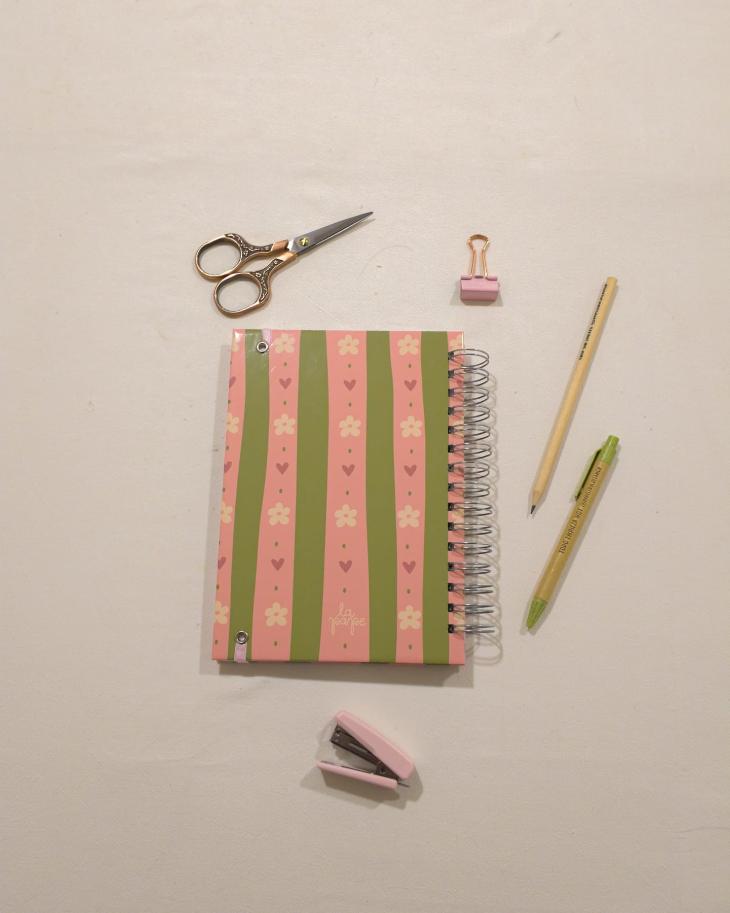 Tapa del cuaderno Amora (colección Jardín) de La Pape, vista desde arriba (otra vista)
