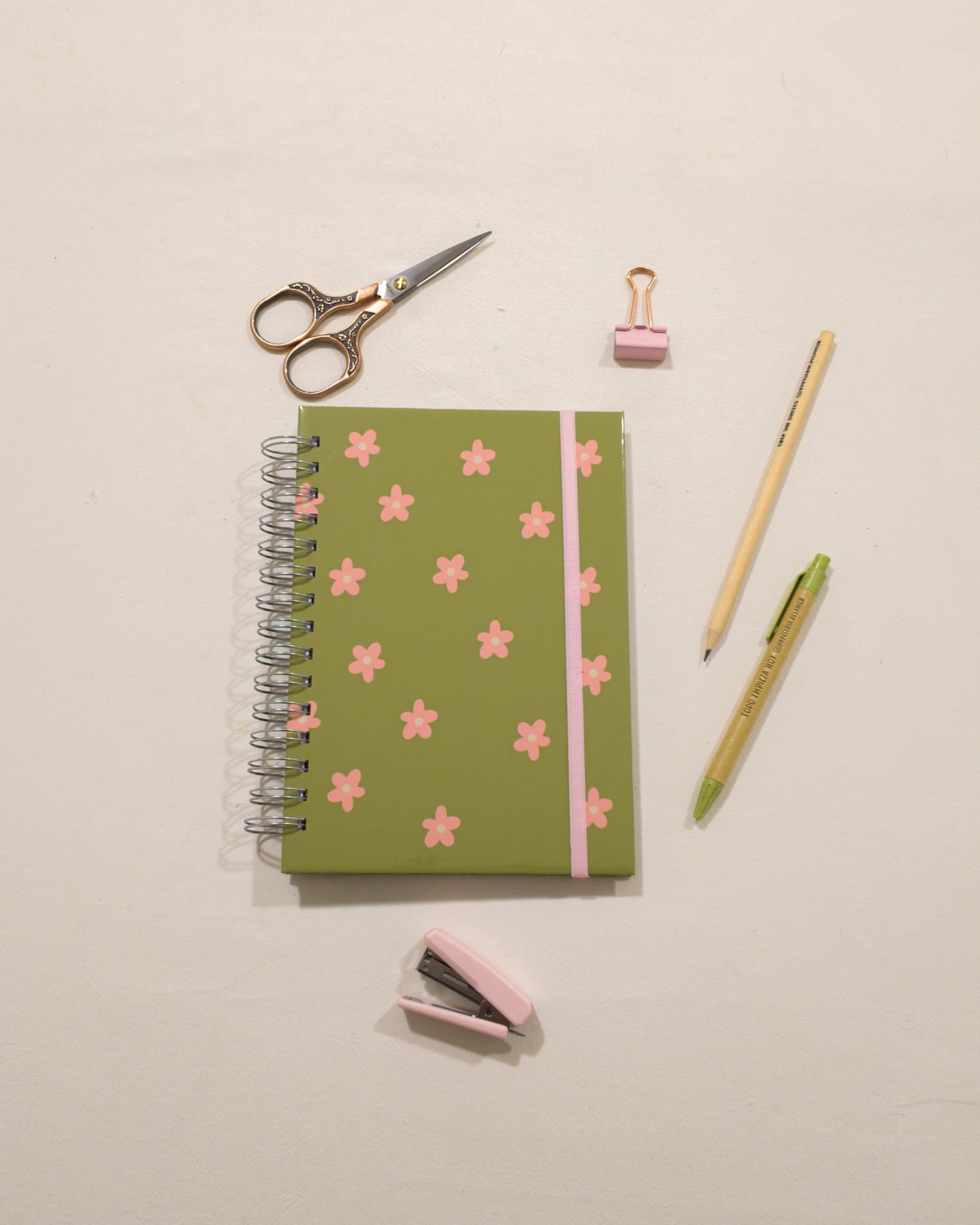 Tapa del cuaderno Oliva (colección Jardín) de La Pape, vista desde arriba