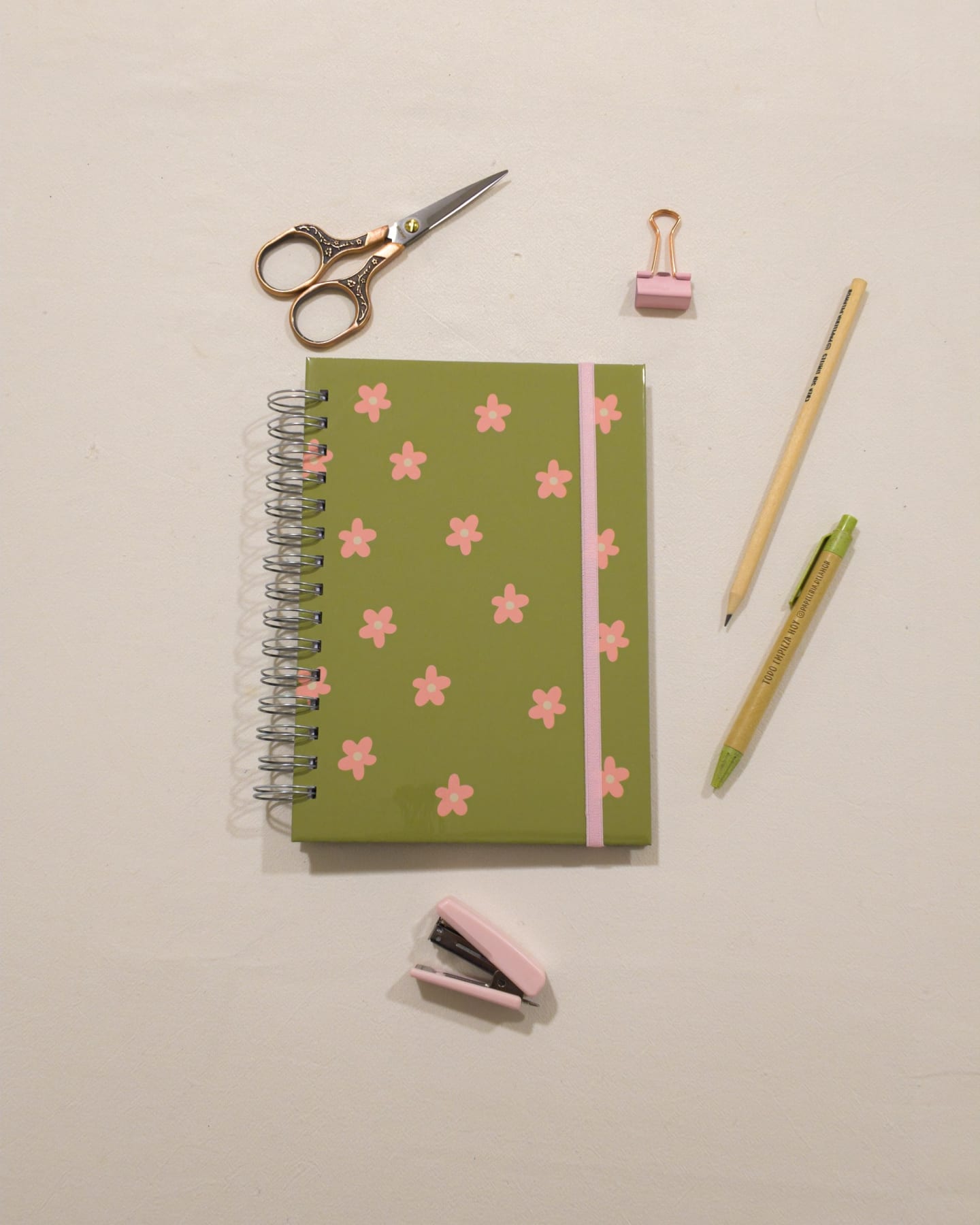 Tapa del cuaderno Oliva (colección Jardín) de La Pape, vista desde arriba (otra vista)