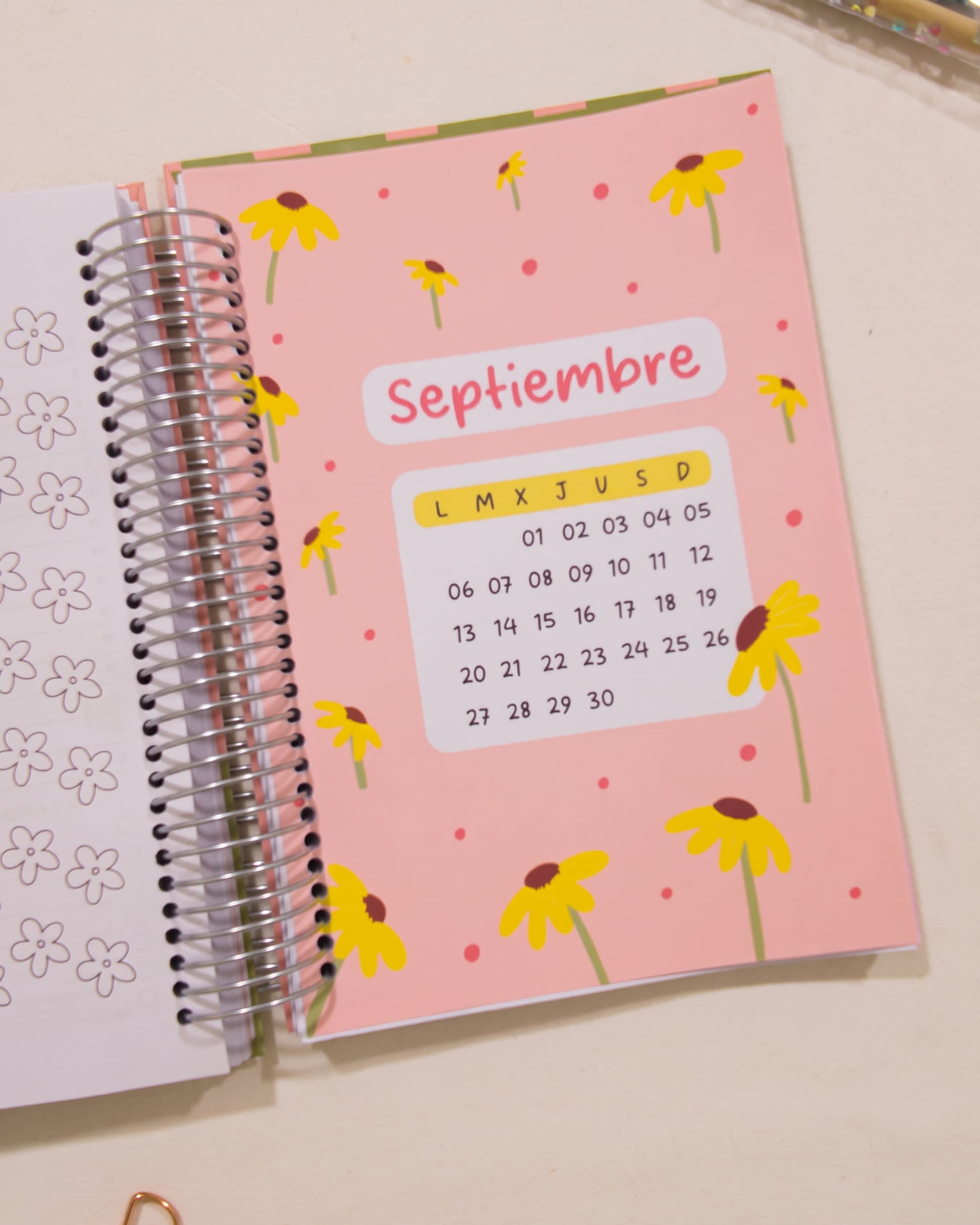 Carátula de Septiembre de la agenda 2027 día a día Rumbo, con el calendario del mes