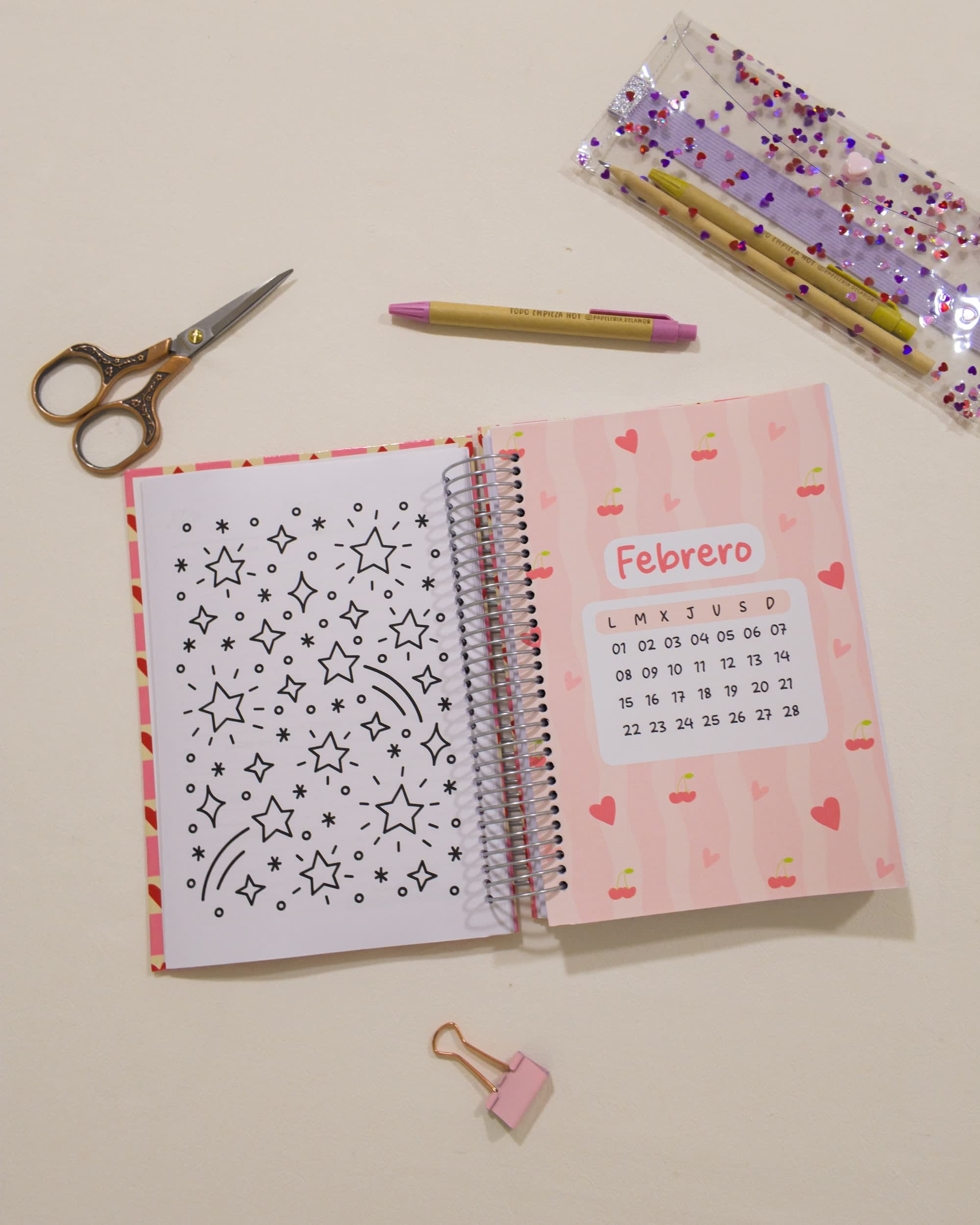 Carátula de Febrero de la agenda 2027 día a día Corazón, con el calendario del mes