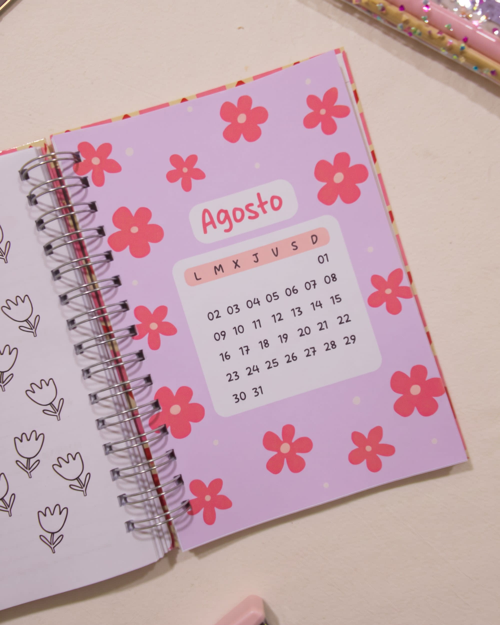 Carátula de Agosto de la agenda 2027 día a día Corazón, con el calendario del mes