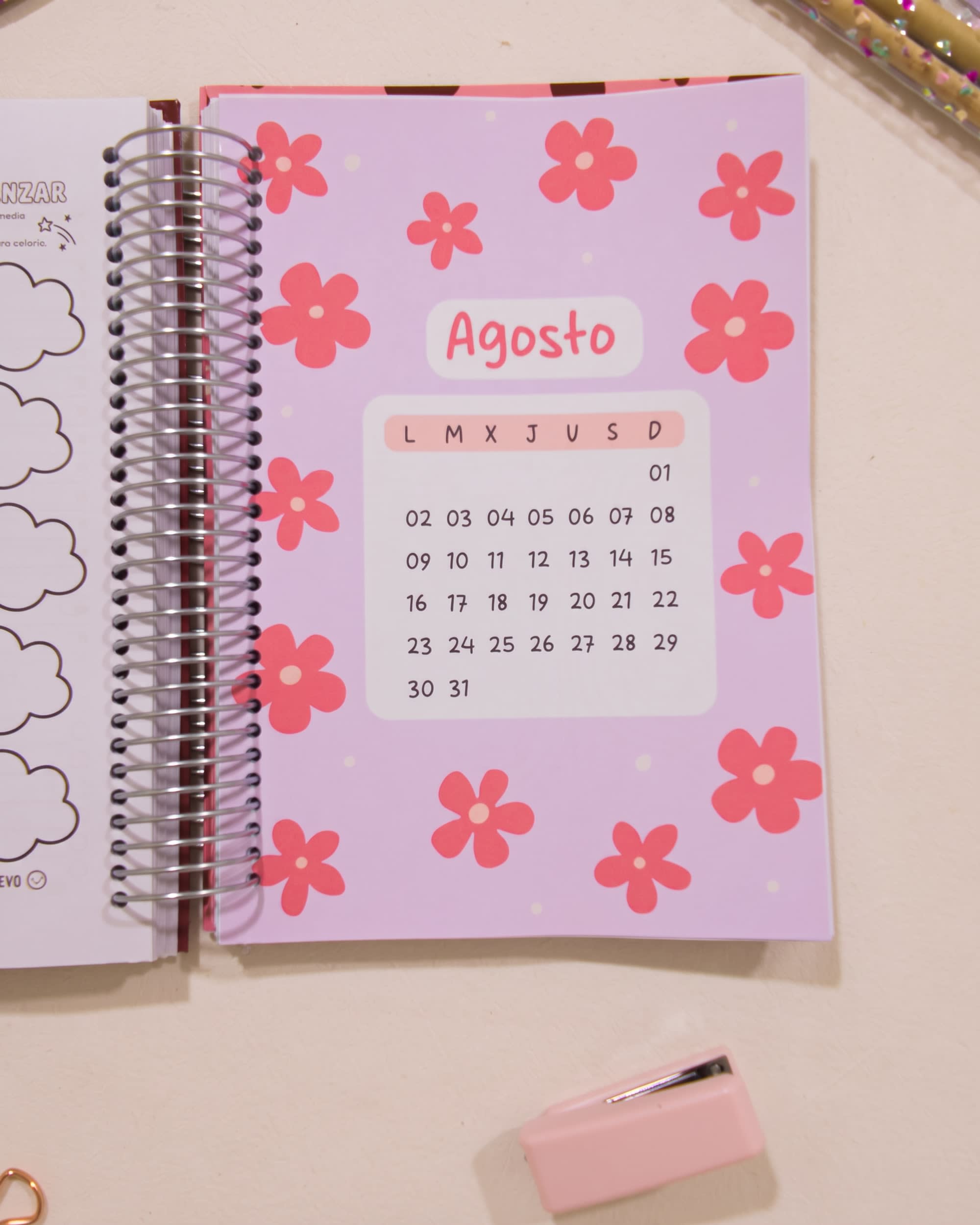 Carátula de Agosto de la agenda 2027 día a día Florecer, con el calendario del mes