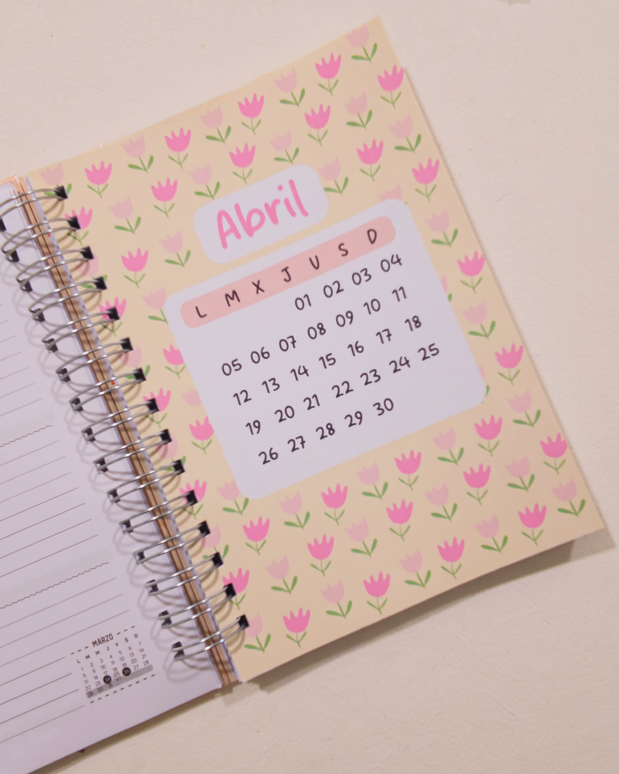 Carátula de Abril de la agenda 2027 semana a la vista Soy mi proyecto, con el calendario del mes