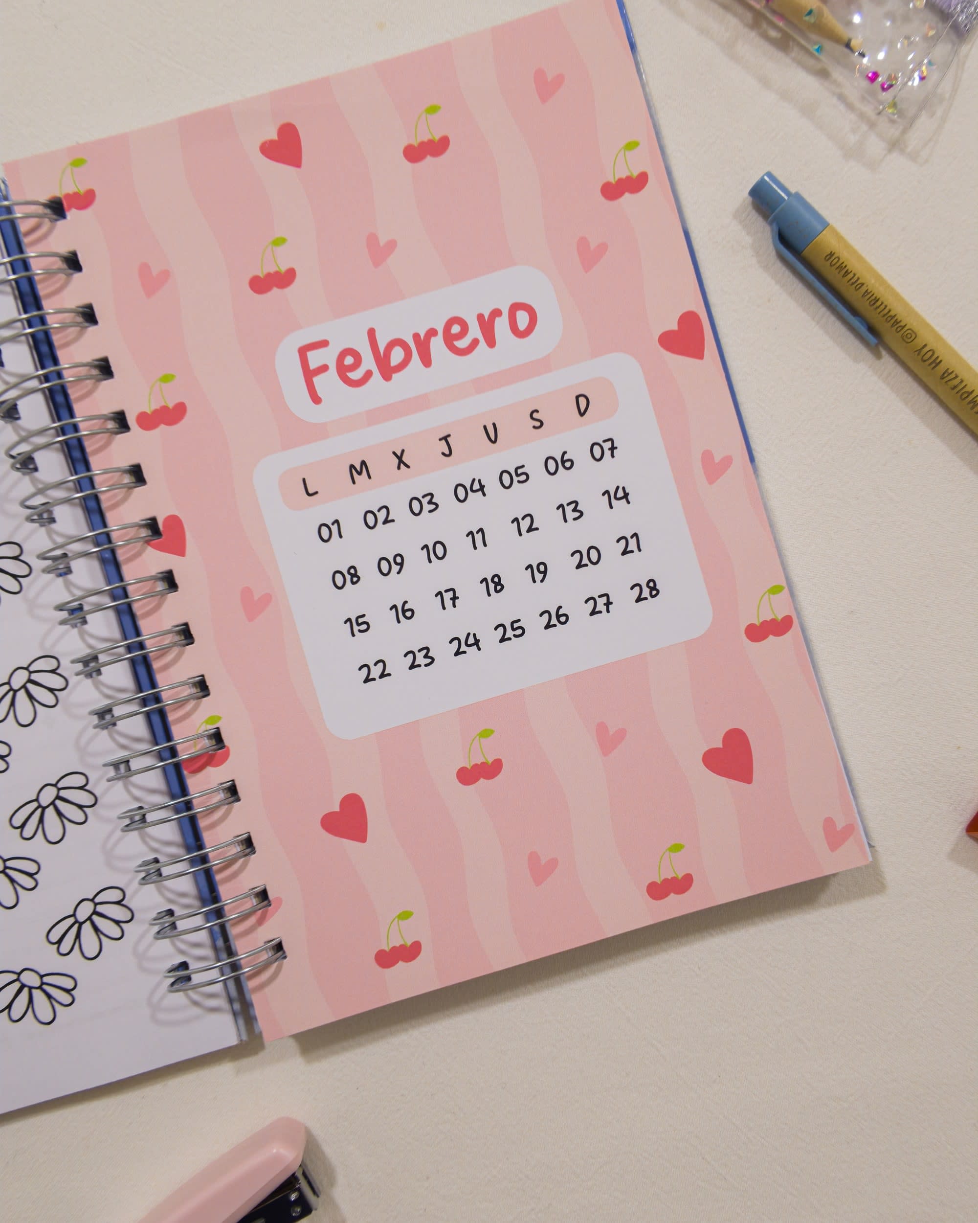 Carátula de Febrero de la agenda 2027 semana a la vista Cielo, con el calendario del mes
