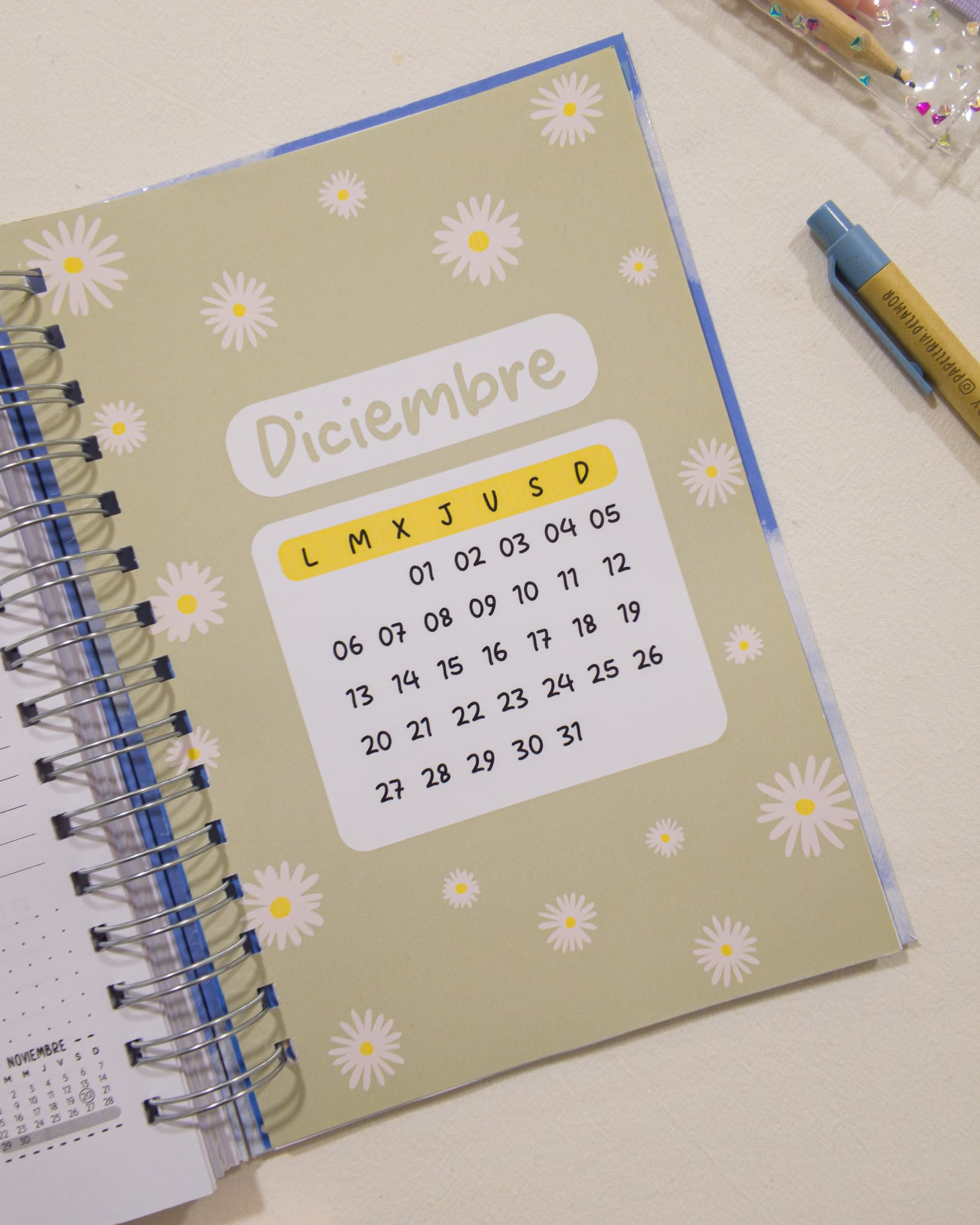 Carátula de Diciembre de la agenda 2027 semana a la vista Cielo, con el calendario del mes