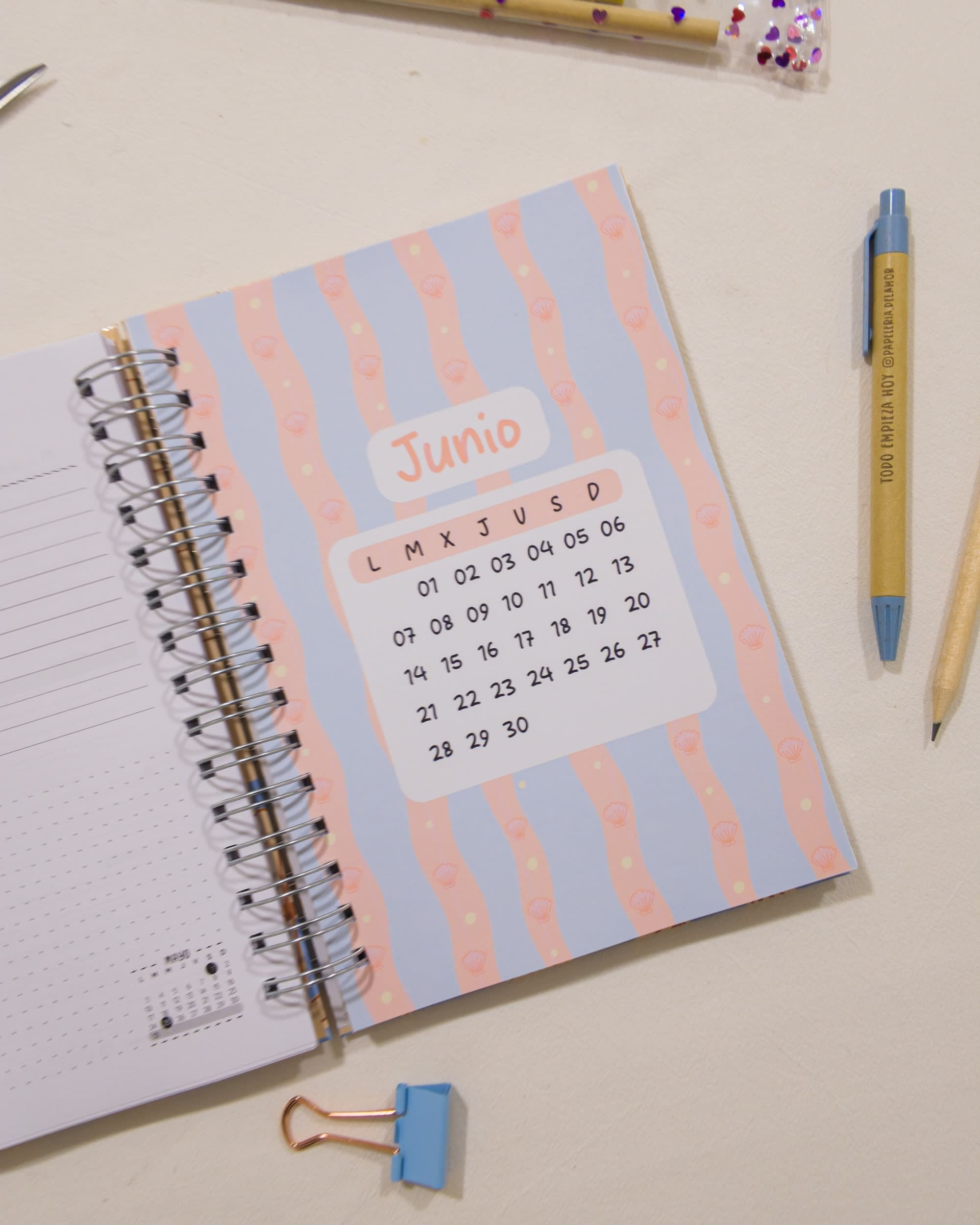 Carátula de Junio de la agenda 2027 semana a la vista Calma, con el calendario del mes