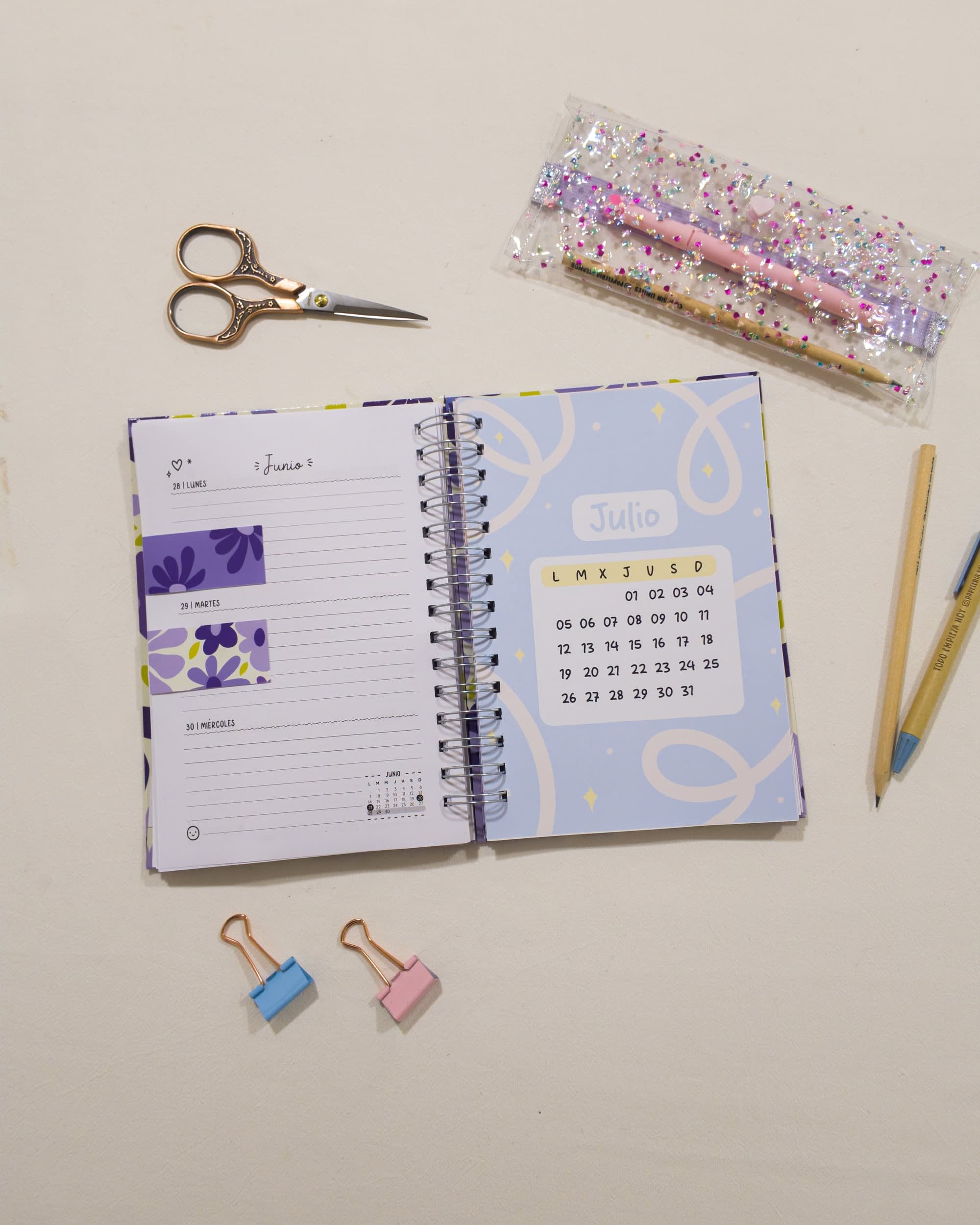 Carátula de Julio de la agenda 2027 semana a la vista Nunca olvides, con el calendario del mes